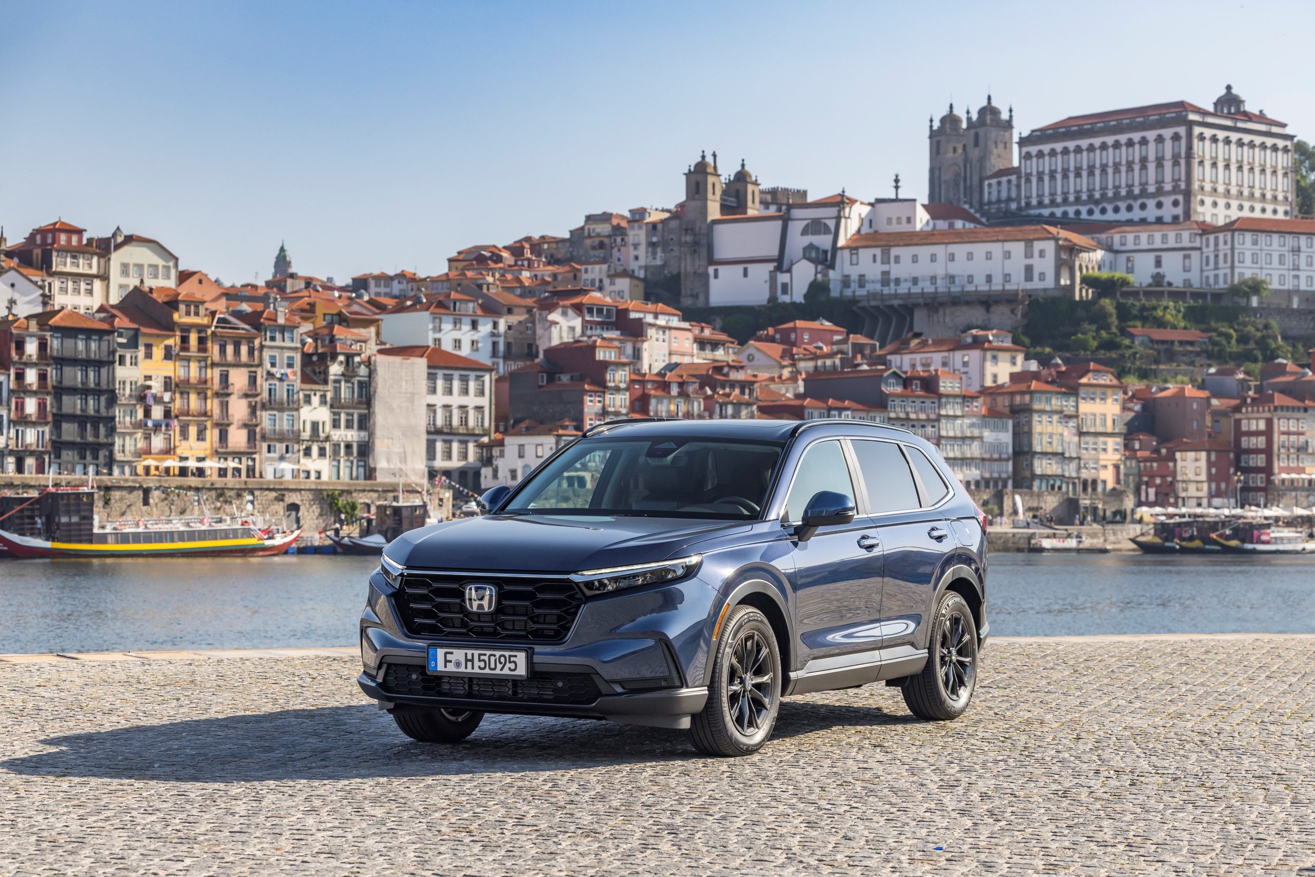 ЗОВСІМ СКОРО ДО УКРАЇНИ ПРИБУДЕ НОВИЙ HONDA CR-V ШОСТОГО  ПОКОЛІННЯ. СВІТОВИЙ ФАВОРИТ ЗАПРОПОНУЄ ЩЕ БІЛЬШЕ СТИЛЮ, КОМФОРТУ, БЕЗПЕКИ ТА ПРОСТОРУ